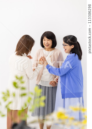 Close female chatter Close female chatter 113386298