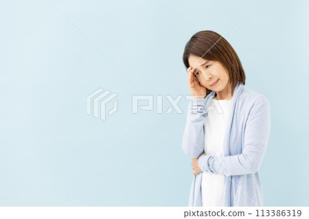 擔心的高級婦女藍色背景 113386319