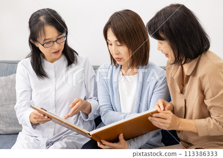 觀看這張專輯的三個女人 113386333
