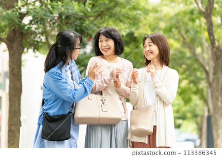 好朋友高級女性外出 113386345