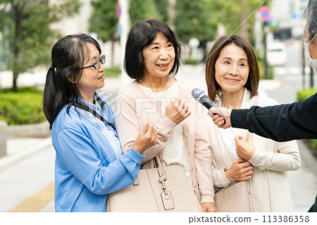 一位女士在街頭接受採訪 一位女士在街頭接受採訪 113386358