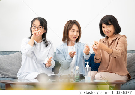 A woman in her 60s trying out cosmetics A woman in her 60s trying out cosmetics 113386377