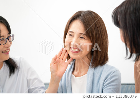 一位 60 多歲的女性正在嘗試化妝品 一位 60 多歲的女性正在嘗試化妝品 113386379