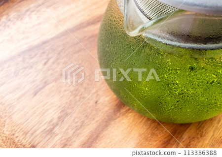 在流汗的玻璃壺中冷泡綠茶 在流汗的玻璃壺中冷泡綠茶 113386388