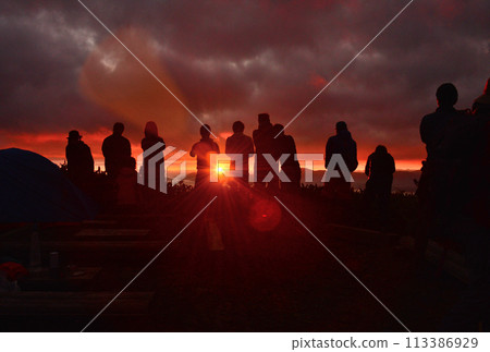 Welcoming the sunrise at Echigo-Komagatake 113386929