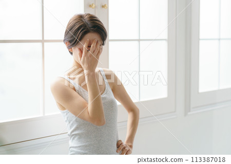 患有頭痛的中年婦女 113387018