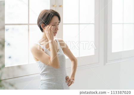 Middle-aged woman suffering from headache 113387020