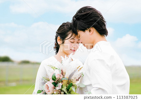 Couples and married couples having resort weddings and garden weddings 113387025