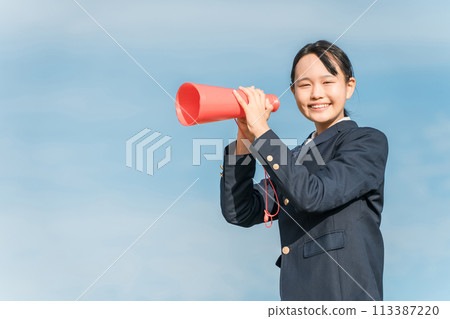 高中/國中女生/高中女生用擴音器大喊、歡呼雀躍 高中/國中女生/高中女生用擴音器大喊、歡呼雀躍 113387220