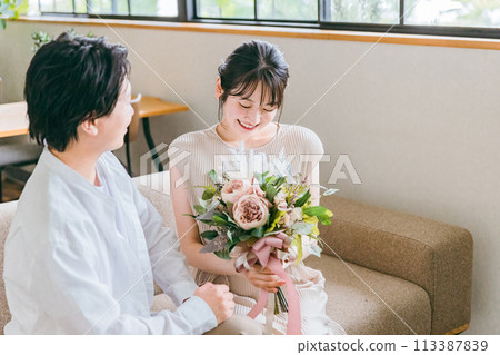 Women/wives (couples/couples) who receive bouquets of flowers/bouquets/swag as gifts on their wedding anniversary/birthday Women/wives (couples/couples) who receive bouquets of flowers/bouquets/swag as gifts on their wedding anniversary/birthday 113387839