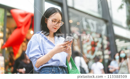 Business asian woman using smartphone city lifestyles with casual fashion positive look 113388509