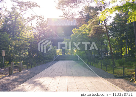 初夏的京都,南禪寺三門清晨沐浴朝陽 初夏的京都,南禪寺三門清晨沐浴朝陽 113388731