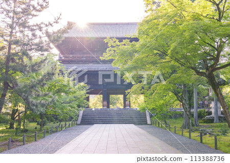 Early summer in Kyoto: Nanzenji Temple's Sanmon Gate bathed in the morning sun 113388736