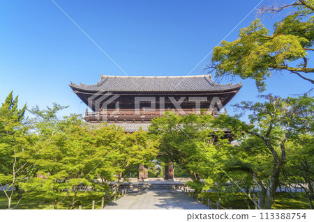 Early summer in Kyoto: Sanmon Gate of Nanzenji Temple, a beautiful approach lined with fresh greenery Early summer in Kyoto: Sanmon Gate of Nanzenji Temple, a beautiful approach lined with fresh greenery 113388754