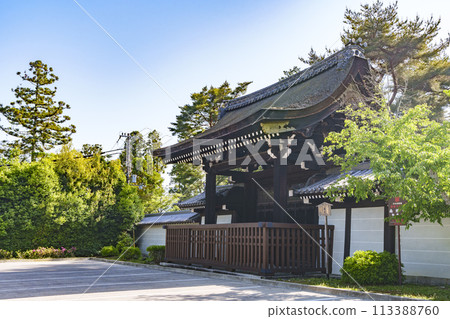 Kyoto: Imperial Gate of Nanzenji Temple 113388760