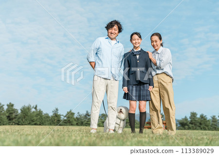 國高中生及其家長家庭(狗狗、寵物、女兒、家長、3人) 國高中生及其家長家庭(狗狗、寵物、女兒、家長、3人) 113389029