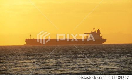 日落和一艘船 日落和一艘船 113389207