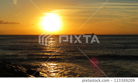 水平線和日落 113389209