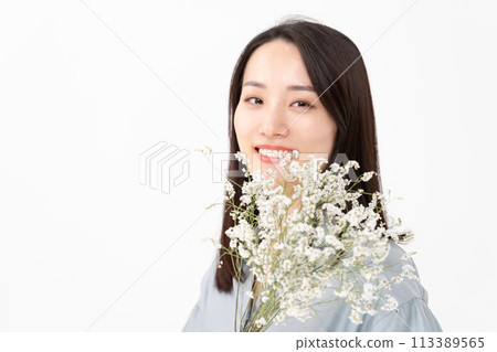 young woman beauty flower 113389565