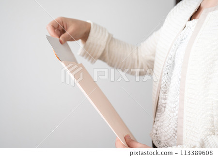 穿著正式夾克的女人 113389608