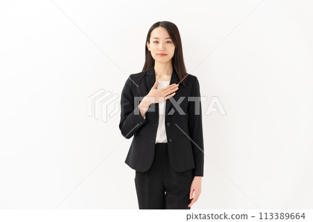 Smiling business woman in her 20s, leave it to me 113389664