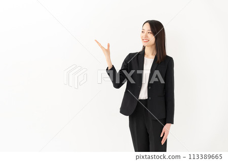 微笑的女商人提供指導，20 多歲的女性 113389665