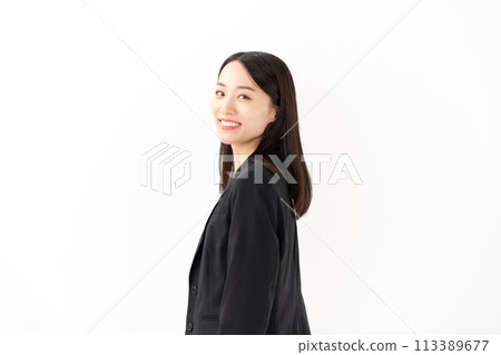 年輕的女商人，20 多歲的女人，轉身 113389677