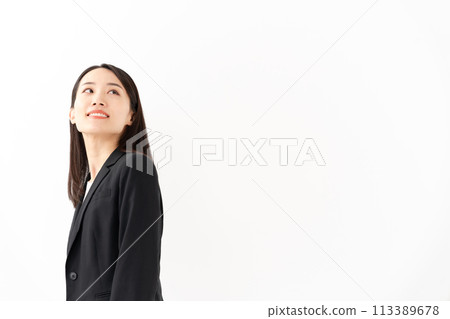 年輕的女商人 20 多歲的女子抬頭 113389678