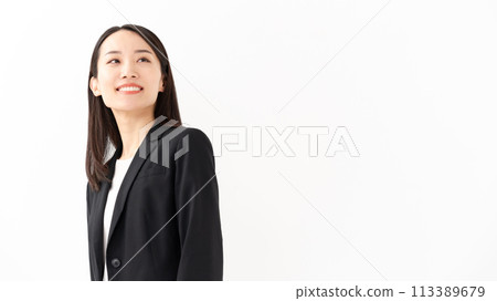 Young business woman, woman in her 20s, looking up Young business woman, woman in her 20s, looking up 113389679