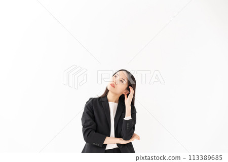 Worried business woman in her 20s Worried business woman in her 20s 113389685
