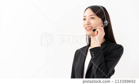 20多歲、穿著西裝、微笑的接線生女士 113389692