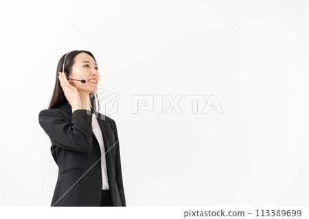 20多歲、穿著西裝、微笑的接線生女士 113389699