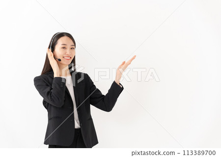 20多歲、穿著西裝、微笑的接線生女士 113389700