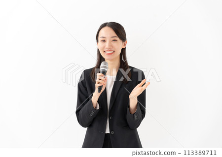 女商人談話與話筒 113389711