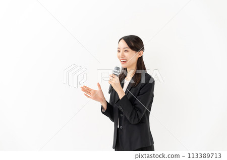 女商人談話與話筒 113389713