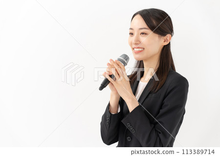 Business woman talking with a microphone 113389714