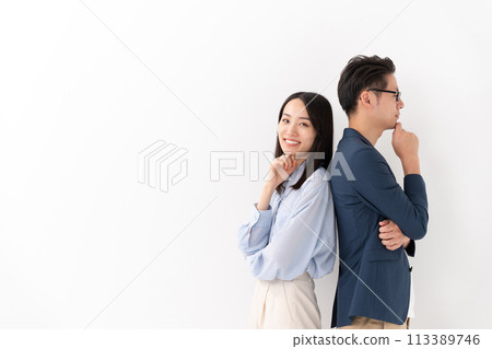 商務男女雙臂背對背交叉 113389746