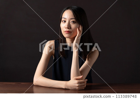 年輕女子亞洲美女托著下巴 113389748