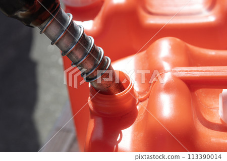 用煤油填充紅色塑膠罐 113390014