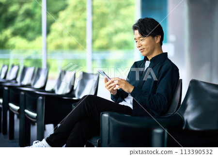 商人在休息室操作智慧型手機 商人在休息室操作智慧型手機 113390532