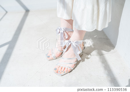 穿著時尚涼鞋的女人的腳 113390536