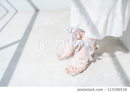 穿著時尚涼鞋的女人的腳 113390538