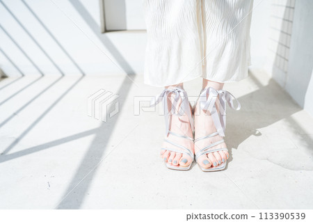 穿著時尚涼鞋的女人的腳 113390539