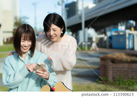兩個女孩看著智慧型手機 兩個女孩看著智慧型手機 113390623