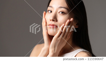 Young woman Asian beauty Gray Young woman Asian beauty Gray 113390647