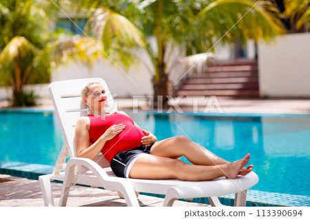 Pregnant woman in swimming pool. Healthy pregnancy 113390694