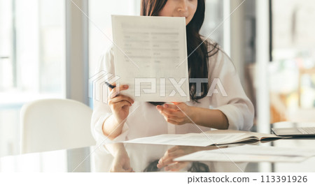 Portrait of a beautiful business woman: image cut Portrait of a beautiful business woman: image cut 113391926