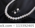 黑色背景中的珍珠項鍊和耳環 113392405