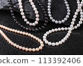 黑色背景和黑色岩石上放置的珍珠項鍊收藏 113392406