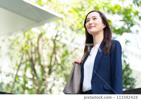 抬頭看著一個女商人 抬頭看著一個女商人 113392428